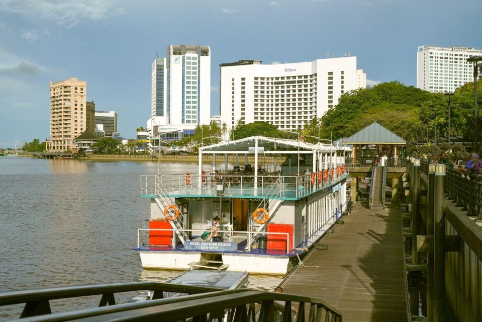 在古晉河濱公園碼頭邊搭乘「Royal Kuching Cruise」的遊船，漫遊砂拉越河。