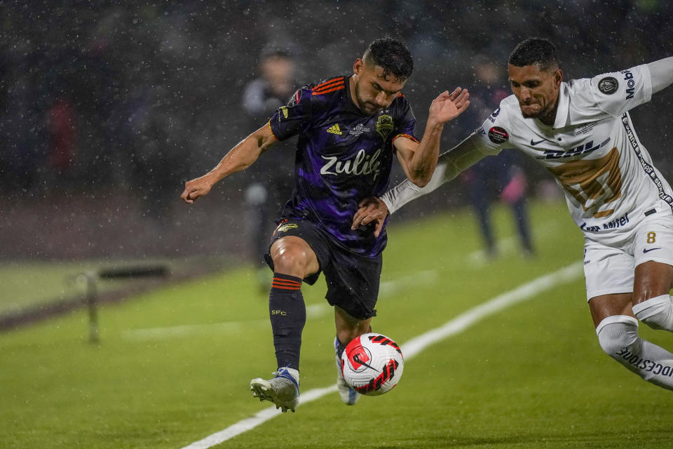 Cristian Roldan of United States' Seattle Sounders, right, and Higor Meritao of Mexico's Pumas fight for the ball during the first leg of the CONCACAF Champions League soccer final, in Mexico City, Wednesday, April 27, 2022. (AP Photo/Marco Ugarte)