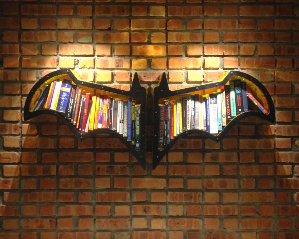 <p>FictionFurniture nos propone esta estantería de Batman, que se puede comprar en Etsy por 422 euros. (Foto: Etsy). </p>