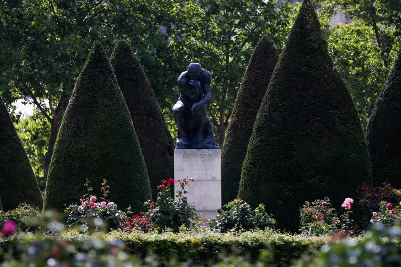 Foto del lunes de la estatua "Le Penseur" de Auguste Rodin (1840-1917) en el jardín del museo de Rodin en París