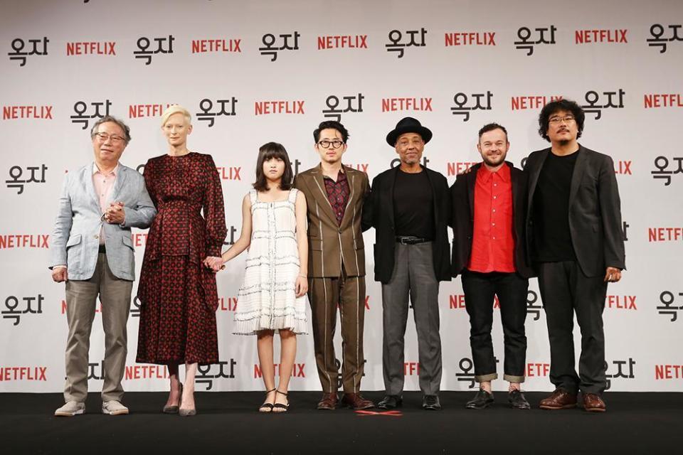 奉俊昊（右）2017年執導Netflix電影《玉子》集結海內外演員，經常與他合作的邊希峰（左）也一起出席記者會。（翻攝自Daum Movie）