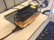 Falls es in der Mittagspause mal wieder schnell gehen muss: Das Sandwich einfach zwischen zwei Laptop-Netzteile toasten. Die Kollegen werden sich freuen – nicht! (Bild-Copyright: shittyIifetips/Twitter)