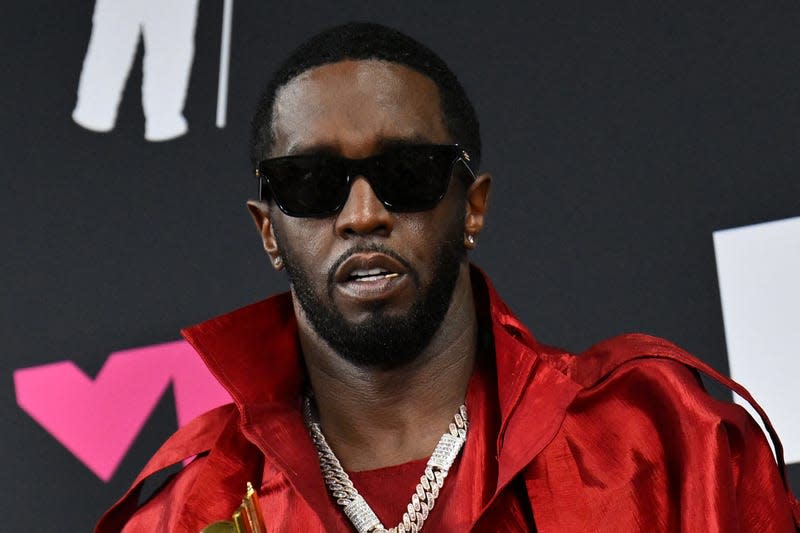 Sean “Diddy” Combs poses with the Global Icon award at the MTV Video Music Awards in Newark, New Jersey, on September 12, 2023. - Photo: ANGELA WEISS/AFP (Getty Images)