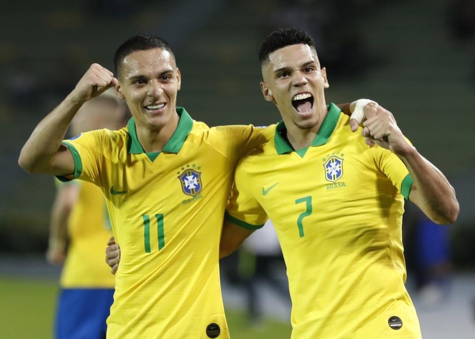 Paulinho (derecha) festeja tras conseguir un gol, junto a Antony, su compañero en la selección de Brasil, durante un partido frente a Perú, en el Preolímpico Sudamericano, el domingo 19 de enero de 2020 en Armenia, Colombia (AP Foto/Fernando Vergara)