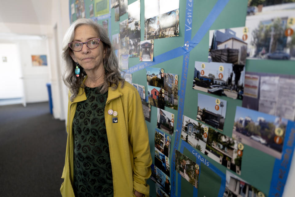 La escritora y activista Judy Branfman junto a un mapa que creó como parte de una exposición en la galería Beyond Baroque, el viernes 3 de noviembre de 2023, en el área de Venice Beach en Los Ángeles. La muestra ofrece una mirada única en la que el arte se encuentra con la estadística para ilustrar la crisis de desalojo en el vecindario de Venice Beach. La exposición titulada “Where Has All The (affordable) Housing Gone?” reúne mapas, fotografías, datos, pinturas, poemas y las historias de personas que han sido desalojadas de sus hogares, incluida la artista detrás del proyecto. (Foto AP/Richard Vogel)