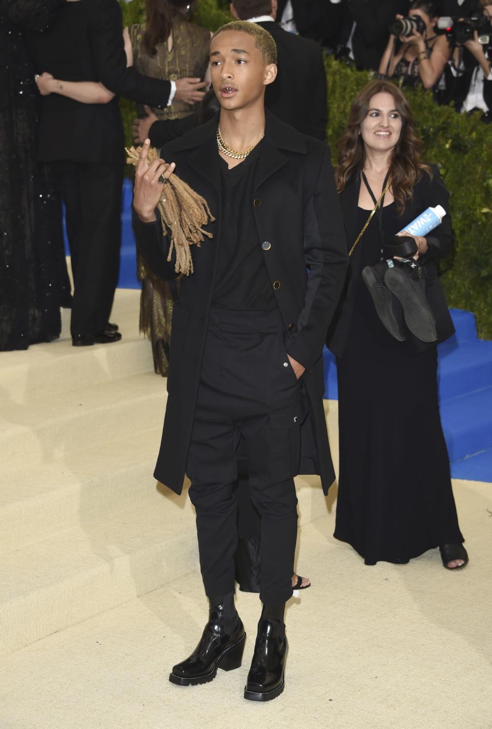 Abrasierte Haare und Gold-Grills: Jaden Smith zog alle Blicke auf sich. (Bild: AP Photo)