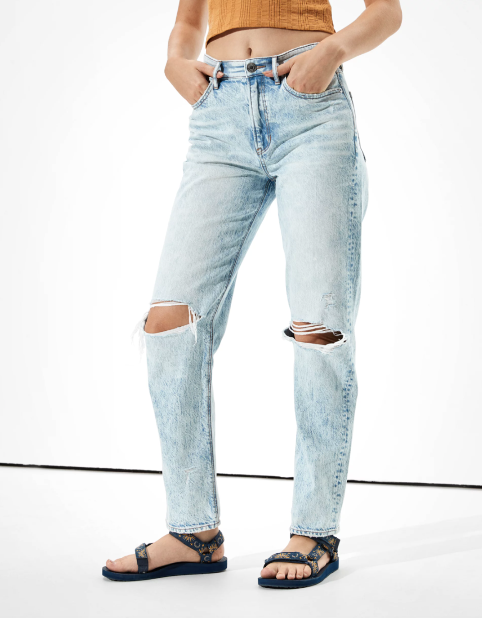 AE Comfort Stretch Waistband 90s Boyfriend Jean. Image via American Eagle.