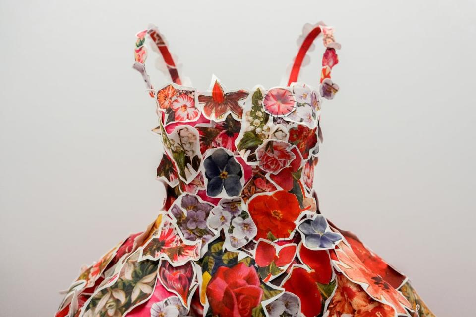Un vestido de la exposición de gala del Costume Institute del Museo Metropolitano de Arte, “Bellezas durmientes: el despertar de la moda” (Associated Press)