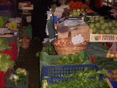 Productos de la huerta en un puesto del mercadillo de Figueres (Plaça de Gra), en Girona. <a href="https://es.m.wikipedia.org/wiki/Archivo:Mercat_001.jpg" rel="nofollow noopener" target="_blank" data-ylk="slk:Jordi Coll Costa/Wikimedia Commons;elm:context_link;itc:0;sec:content-canvas" class="link ">Jordi Coll Costa/Wikimedia Commons</a>