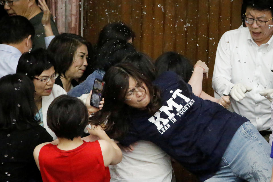 Barricadas, enfrentamientos y peleas en el Parlamento de Taiwán