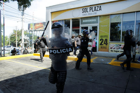 Riot police dislodge journalists from the main entrance to police headquarters in Managua, Nicaragua December 15, 2018. REUTERS/Oswaldo Rivas