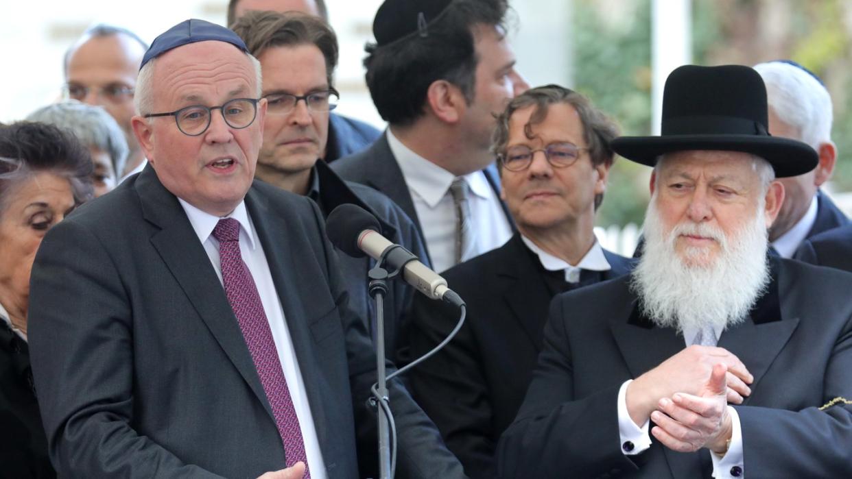 Volker Kauder (l.), Chef der CDU/CSU-Bundestagsfraktion, bei der Solidaritätskundgebung «Berlin trägt Kippa» mit dem Berliner Rabbiner Yitshak Ehrenberg. Foto: Michael Kappeler