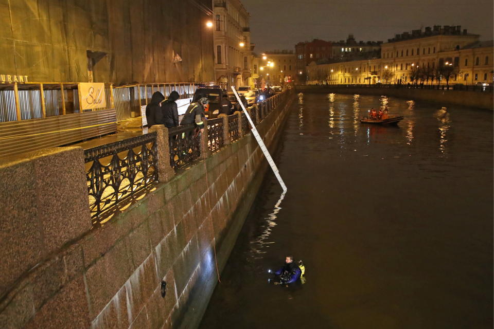 ST PETERSBURG, RUSSIA  NOVEMBER 9, 2019: Search and rescue workers in the Moika River by an apartment block where St Petersburg State University professor, historian Oleg Sokolov, suspected of murdering a student, lives. Earlier this morning, Sokolov was rescued from a river with two severed female arms and a gun found in his backpack. Alexander Demianchuk/TASS (Photo by Alexander Demianchuk\TASS via Getty Images)