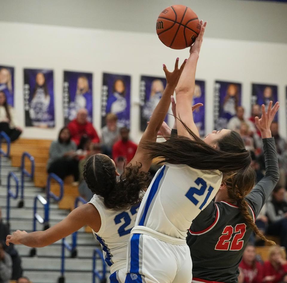 Hamilton Southeastern Royals Riley Makalusky (21) reaches for a rebound against Fishers Tigers forward Kate Thomas (22) on Saturday, Dec. 17, 2022 at Hamilton Southeastern Royals in Fishers. The Fishers Tigers defeated Hamilton Southeastern Royals, 49-48. 