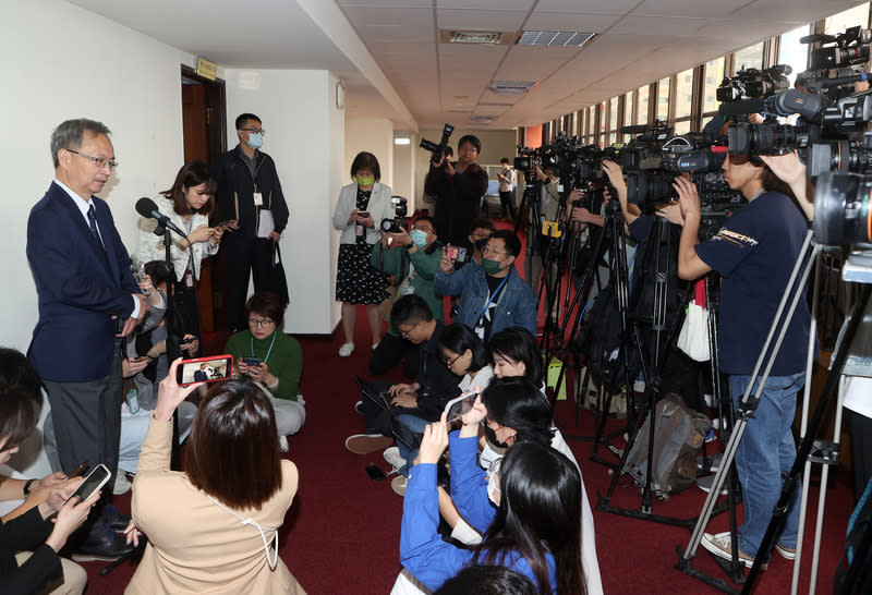 衛福部長薛瑞元（前左）28日在立法院針對台北市信義區寶林茶室疑似食物中毒案進行說明。（中央社）