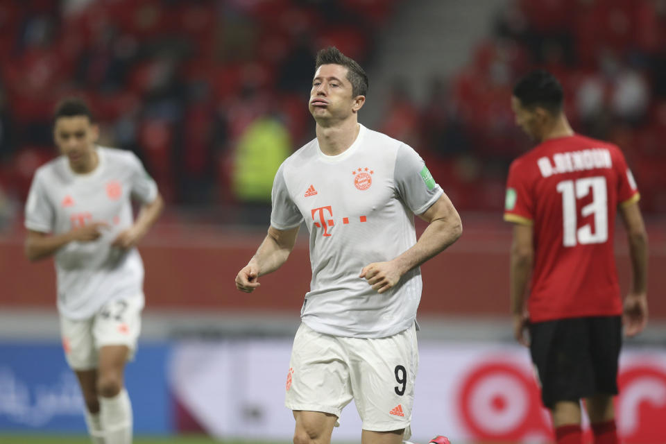 Robert Lewandowski celebra tras anotar el segundo gol del Bayern Múnich en la victoria 2-0 ante Al Ahly de Egipto en la semifinal del Mundial de Clubes, el lunes 8 de febrero de 2021. (AP Foto/Hussein Sayed)