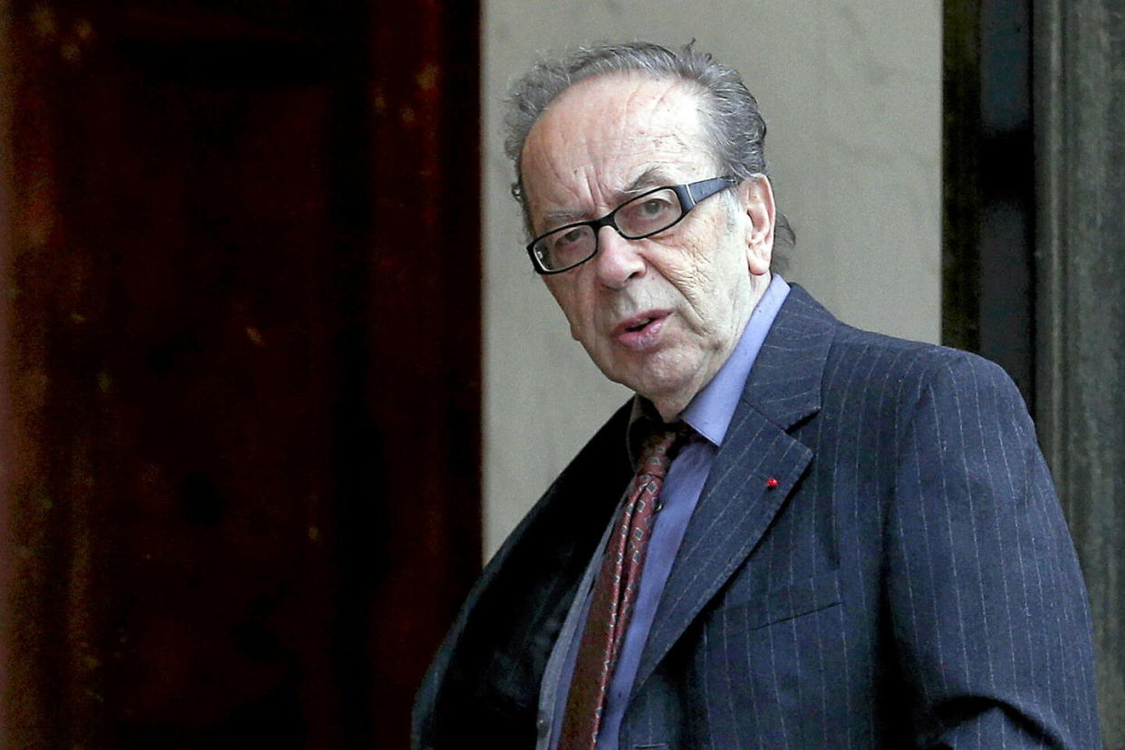 Ismaïl Kadaré au palais de l'Elysée, à Paris, pour recevoir la Légion d'honneur, le 30 mai 2016, des mains de François Hollande.  - Credit:Thibault Camus/AP/SIPA / SIPA / Thibault Camus/AP/SIPA