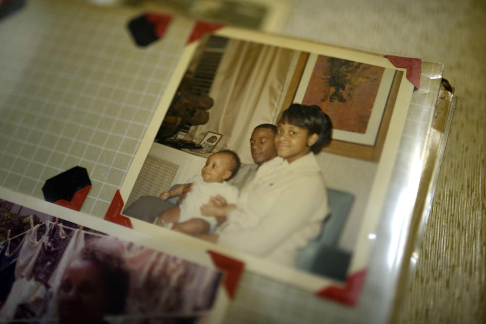 En una foto familiar de 1965 exhibida en Filadelfia, Edward White posa con su hijo, Hasan, y la madre de Hasan, Josaphine Hobbs. (Kriston Jae Bethel / The New York Times).