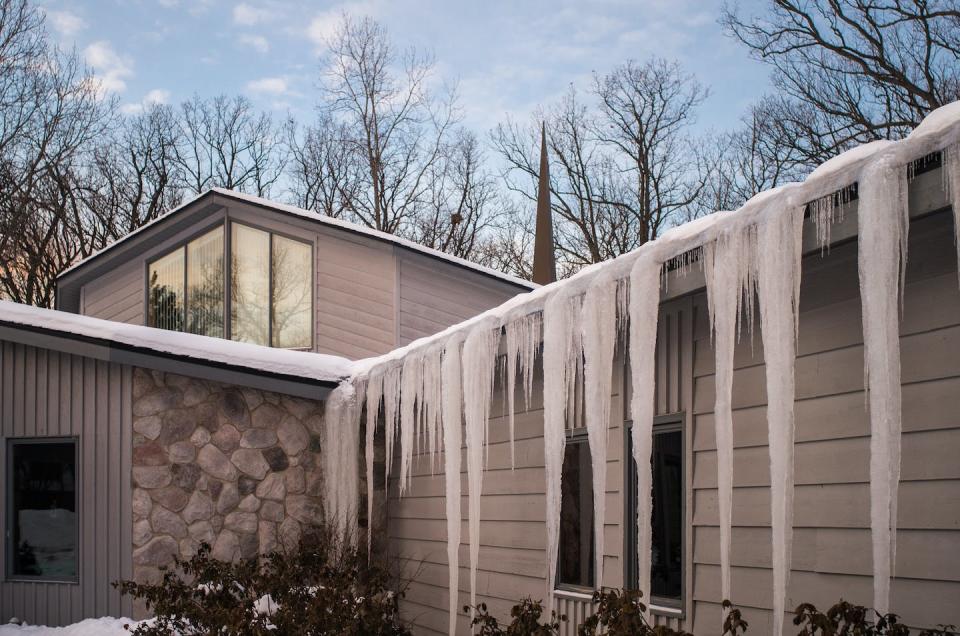 De-icing techniques that mimic penguin feather structures can be used alongside heating systems to prevent icicle formation on house roofs. <a href="https://www.flickr.com/photos/inthe-arena/11760235066/in/photolist-iVdhay-6YMnK-qq3Qpu-2o4Brnc-2o4Gdte-2mSeiEh-2ky5mLv-2kDBiCL-iNXTze-C8i6v9-SE6LkF-7CmMw4-7E5MUW-k4u8Q8-7Bmgm7-5UzhLv-7BBUTQ-5VMHRR-2n6zDBW-q3Npch-dZ3TRZ-4jB8bN-7G28vA-PJW3rm-2mTN3qz-91bHsY-2o4DMwq-wu3zJW-5Ua9Wj-9BCDgy-2mTN3rG-9BzHoX-9BzFPD-9BzHTz-2isMwqG-7DmT1r-5KDKXm-xkikC-2mTJNGB-2mTLP9L-2i6Hrxy-94tgQg-2cETbBz-2gMo2iK-9a3NfX-RykhLo-7sL4Yq-2itj189-2nk8rZS-25q9Vmf" rel="nofollow noopener" target="_blank" data-ylk="slk:(Andrew Seaman/flickr);elm:context_link;itc:0;sec:content-canvas" class="link ">(Andrew Seaman/flickr)</a>, <a href="http://creativecommons.org/licenses/by-nd/4.0/" rel="nofollow noopener" target="_blank" data-ylk="slk:CC BY-ND;elm:context_link;itc:0;sec:content-canvas" class="link ">CC BY-ND</a>