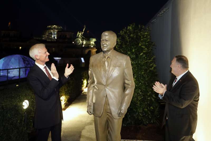 2019年11月8日，美國駐德國大使館為前美國總統雷根雕像舉行揭幕典禮（AP）