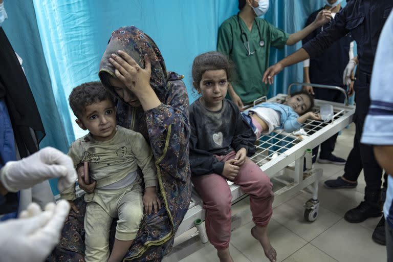 Palestinos heridos en un bombardeo israelí sobre la Franja de Gaza son trasladados a un hospital en Jan Yunis, el domingo 12 de noviembre de 2023. ( AP Foto/Fatima Shbair)
