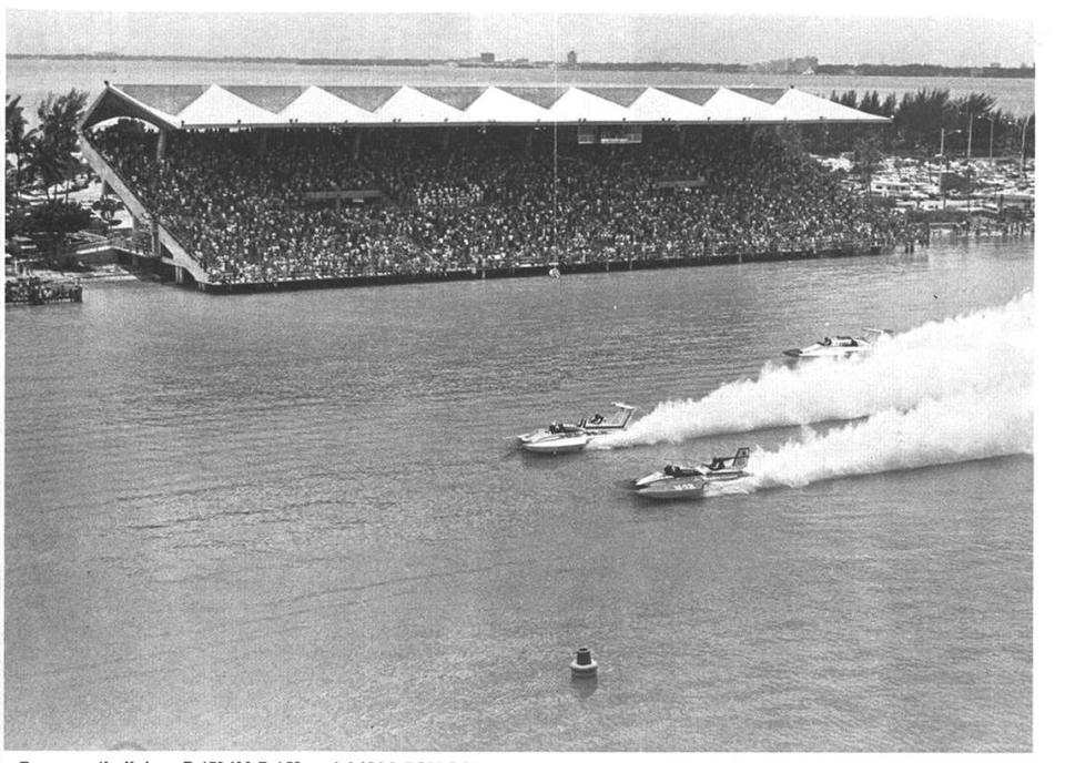 Una multitud observa una regata de lanchas rápidas en Miami Marine Stadium en 1975.