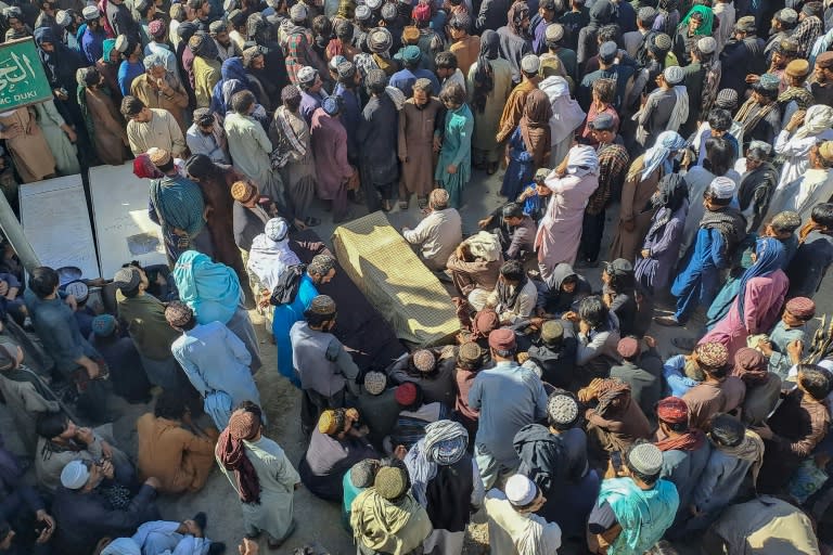 Una multitud rodea los féretros de víctimas del ataque armado contra una mina de carbón, el 11 de octubre de 2024 en el distrito de Duki, en la provincia de Baluchistán, al suroeste de Pakistán (Farid Khan)