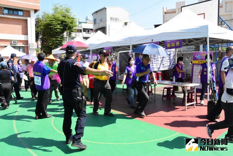 ▲彰化市向陽里活動中心進行民生必需品短缺時期配售演練，演練民眾排隊購買食米、食用油、食鹽、液化石油氣等情況。（圖／記者陳雅芳攝，2020.10.28）