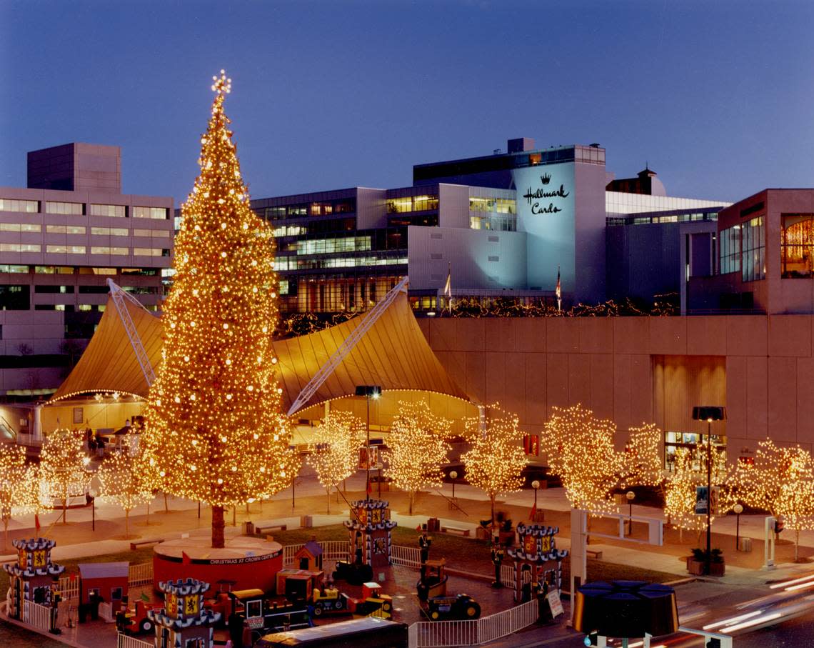 The Mayor’s Christmas Tree at Crown Center. KANSAS CITY PUBLIC LIBRARY