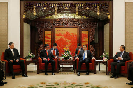 Japanese Foreign Minister Taro Kono, second from left, talks to Chinese Premier Li Keqiang, second from right, during their meeting at the Zhongnanhai Leadership Compound in Beijing, Sunday, Jan. 28, 2018. REUTERS/Andy Wong/Pool