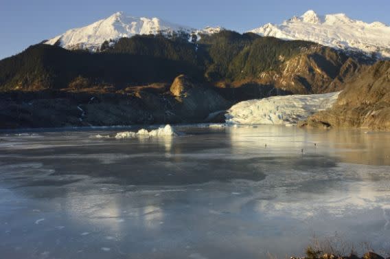 <p>La punta del glaciar Mendenhall en las afueras Juneau, Alaska se ha reducido 550 metros (1.800 pies)-2015.(James Balog/Extreme Ice Survey via AP) </p>