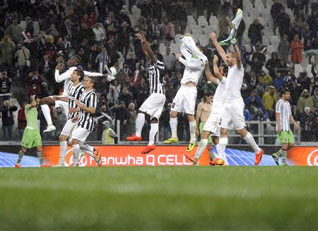 Juventus' players celebrate their win at the end of their Italian Serie A soccer match against Bologna at Juventus Stadium in Turin April 19, 2014. REUTERS/Giorgio Perottino