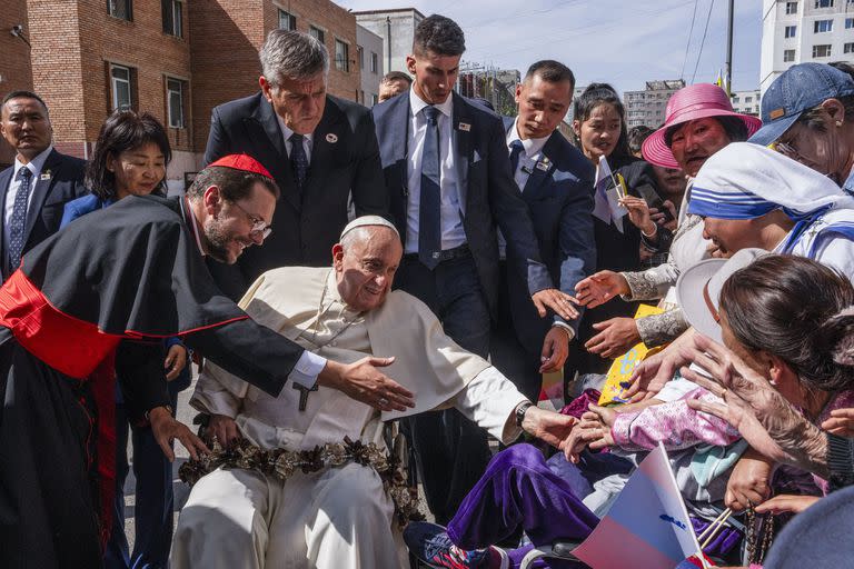 El papa junto al cardenal Giorgio Marengo en Ulán Bator (AP Photo/Louise Delmotte)