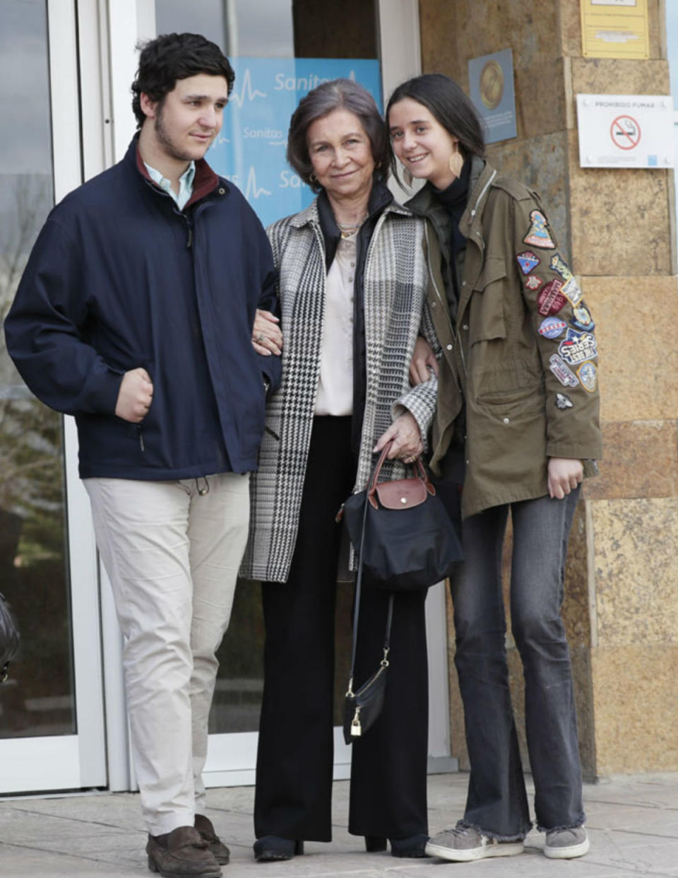 <p>La joven también se lleva de maravilla con doña Sofía, al igual que su hermano. Los tres fueron los primeros en visitar a don Juan Carlos el pasado mes de abril tras su última operación. (Foto: Gtres). </p>