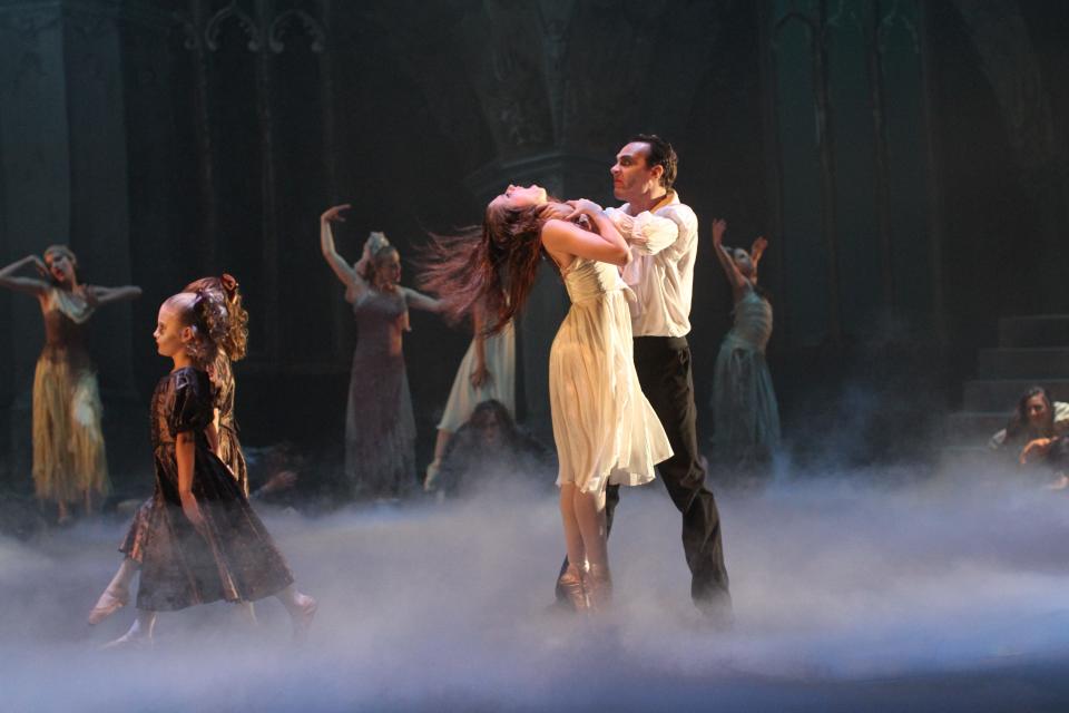 
Alabama Dance Theatre’s “Dracula” aims to leave audiences spellbound.
