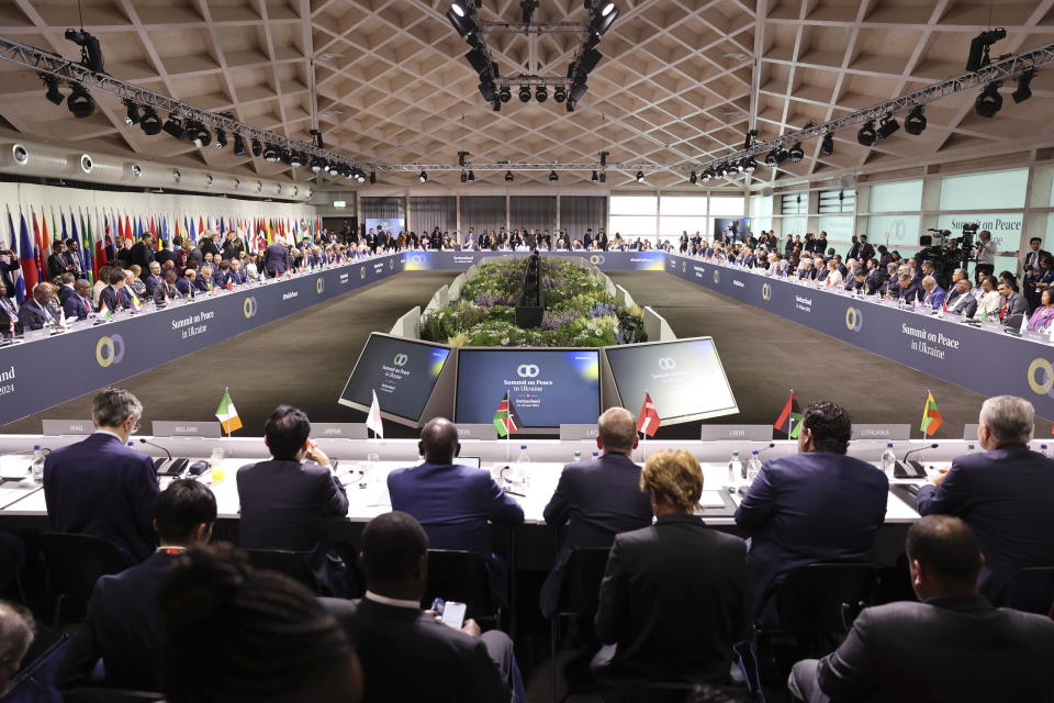 Una vista general del pleno de la sesión de la Cumbre por la Paz en Ucrania, el sábado 15 de junio de 2024, en Stansstad, Suiza. (Pascal Lauener/Keystone via AP)