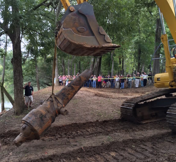 A giant frontend loader was used to pull the heavy cannons from the riverbed.