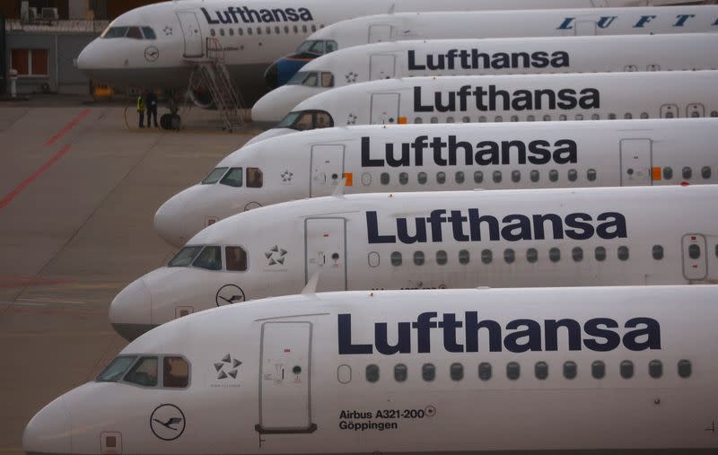 FOTO DE ARCHIVO. Aviones de la aerolínea alemana Lufthansa estacionados mientras los pilotos de Lufthansa inician una huelga por una disputa salarial, en el aeropuerto de Fráncfort, Alemania