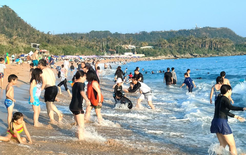 今天是暑假第一個周末，夏日水下活動熱門地的屏東墾丁，核心區旅宿住房九成，周邊地區區也達八成，各遊憩沙灘戲水人潮整天不歇。記者潘欣中／攝影