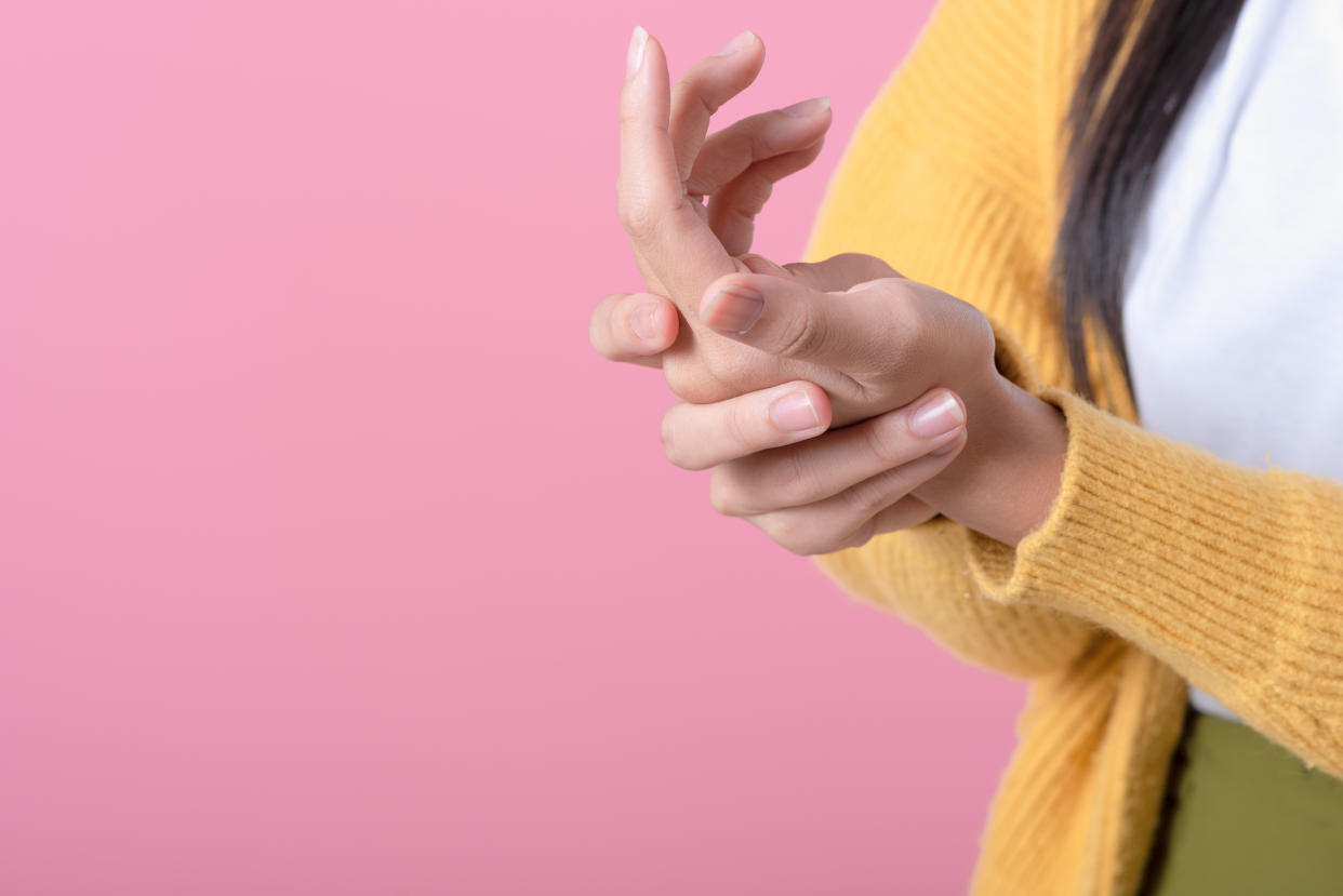 El entumecimiento de las manos puede ser consecuencia de una mala postura, pero también puede ser un síntoma de alarma que arroja nuestro cuerpo. (Getty Creative)