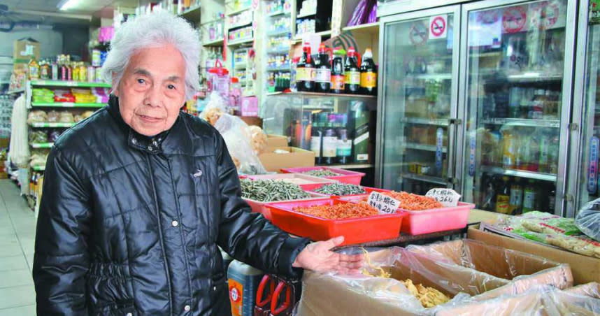 「搭搭搭搭！」位於桃園市龍潭區龍元宮廟口的隆興商店，又被顧客稱為「寶春姊雜貨店」，店內計算機敲打聲不絕於耳，第1代老闆莊寶春今年92歲，胼手胝足75個年頭，8坪小攤如今成長為20餘坪的雜貨店，現由第2代接手經營，傳承陪伴龍潭人長大的溫暖小店。（圖／中國時報黃婉婷攝）