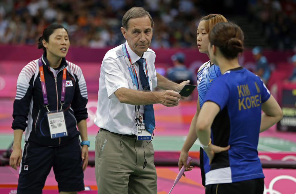 Schiedsrichter Torsten Berg zückte im Spiel Südkorea gegen Indonesien die schwarze Karte (Bild: AP Photo/Andres Leighton)