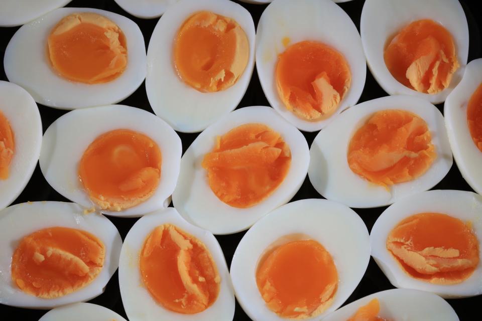 <p>Studien zufolge helfen vor allem die High-Density-Lipoproteine im Ei dem Körper, schlechtes Cholesterin sogar aus dem Blutkreislauf zu befördern. Doch Eier bieten noch mehr gesunde Inhaltsstoffe: Proteine, D-, A- und B-Vitamine sowie Mineralstoffe wie Selen, Zink und Eisen. Deshalb stärkt der Konsum von Eiern auch noch die Knochen, Zähne, das Immunsystem und den Stoffwechsel. (Bild: iStock / Ben185)</p> 