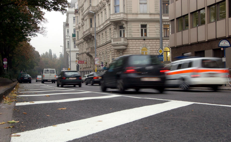 Wer kriegt wie viel Platz in unseren Städten? Eine Autoszene in Wien (Bild: REUTERS/Heinz-Peter Bader)