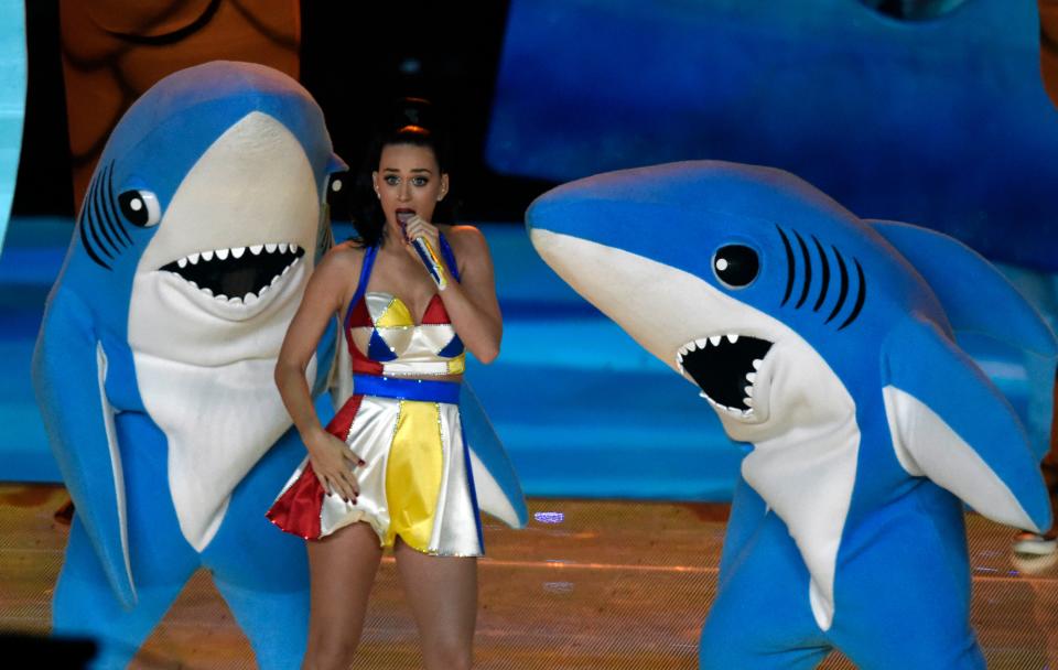 La artista de grabación Katy Perry se presenta durante el espectáculo de medio tiempo en el Super Bowl XLIX en el estadio de la Universidad de Phoenix.