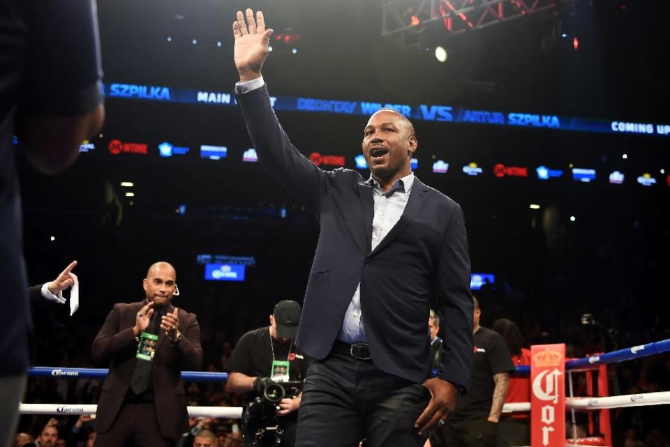 Former heavyweight champion Lennox Lewis (C) waves from the ring at Barclay's Center in Brooklyn, New York, in January 2016 (AFP Photo/DON EMMERT)