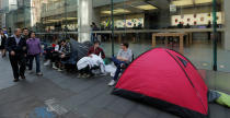 Buyers of new Apple products including the iPhone 7 to be released on September 16 camp outside the company's flagship Australian store in Sydney, September 15, 2016. REUTERS/Jason Reed