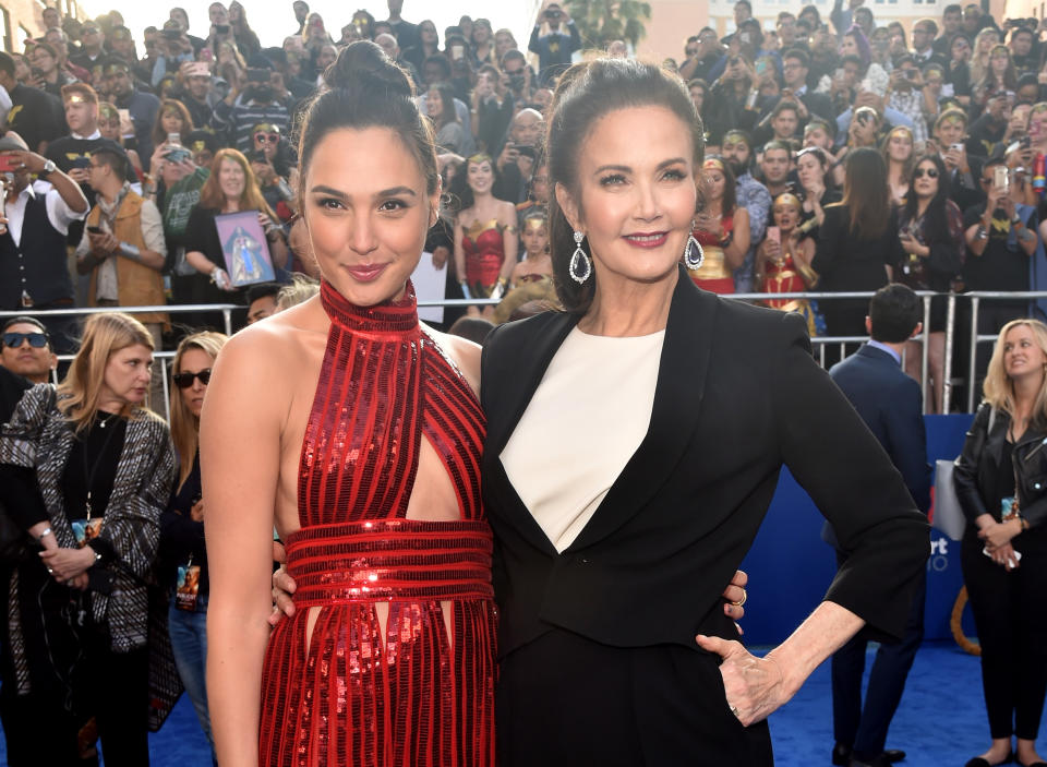 Las actrices Gal Gadot (izquierda) y Lynda Carter en el estreno de "Wonder Woman" en 2017 en Hollywood, California. (Getty Images)