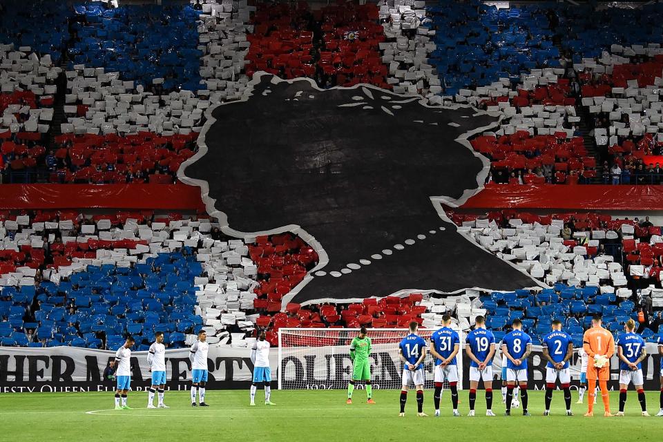 Rangers' and Napoli's player observe a minute's silence to mark the death of Britain's Queen Elizabeth II ahead of the UEFA Champions League Group A football match between Scotland's Rangers and Italy's Napoli at Ibrox stadium in Glasgow, on September 14, 2022.