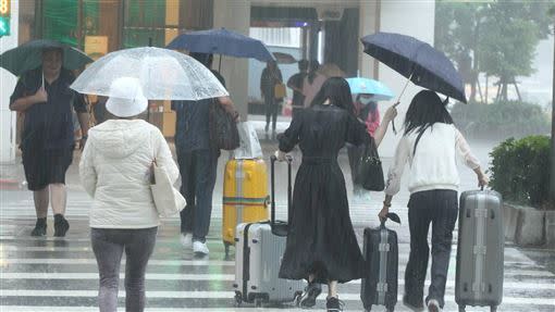 氣象局表示，東北部地區及大台北山區仍有局部大雨或較大雨勢發生的機率，提醒民眾外出時記得攜帶雨具。（示意圖／記者邱榮吉攝影）